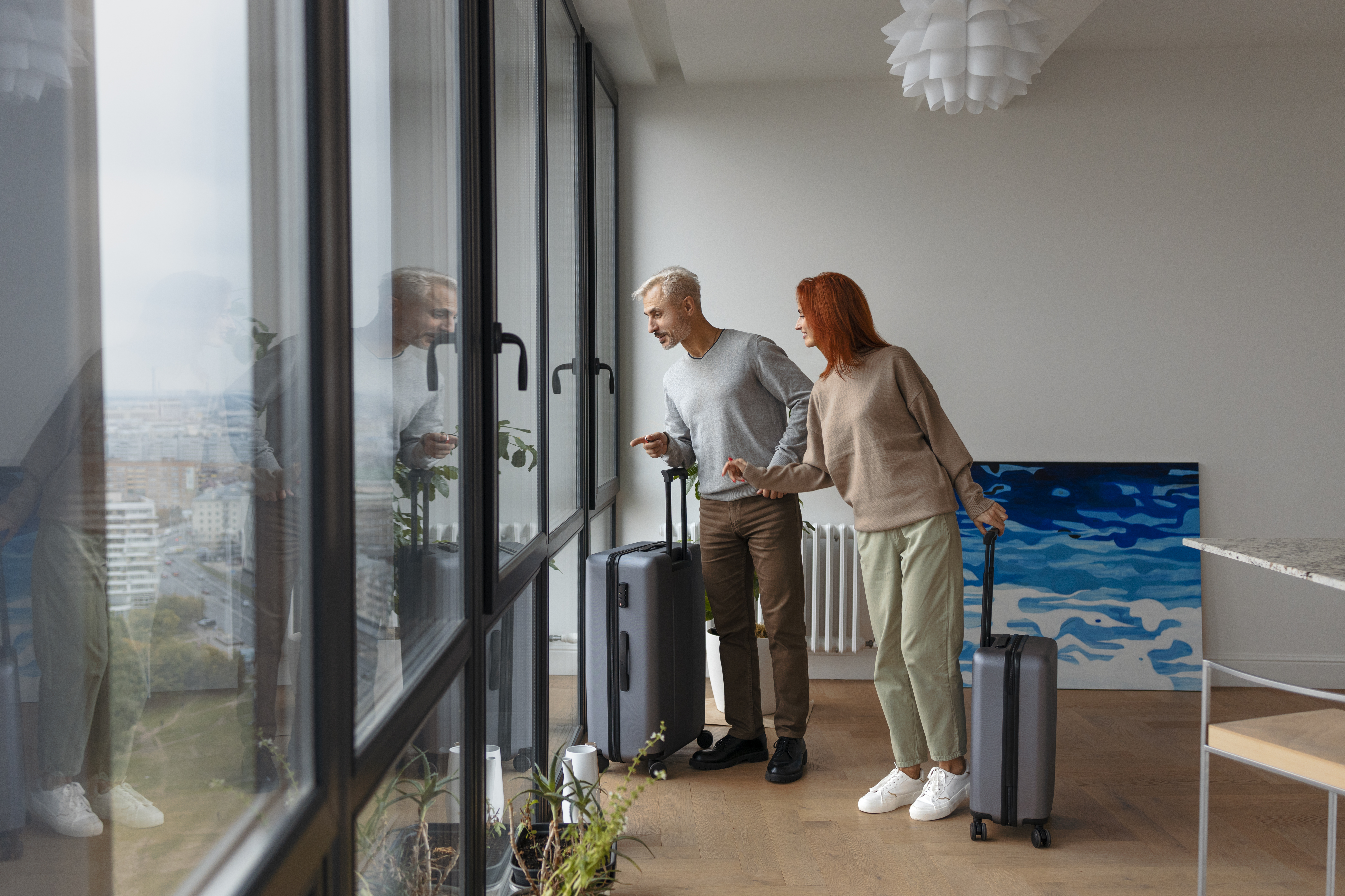 pareja mirando atentamente desde vivienda vacacional